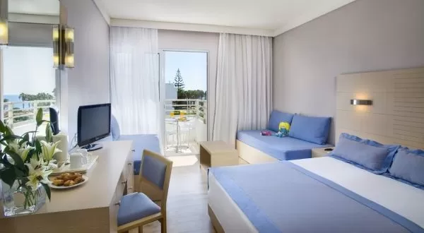 Louis Ledra Beach Hotel – Απλο Οικογενιακο Δωματιο Με Πλαινη Θεα Στη Θαλασσα